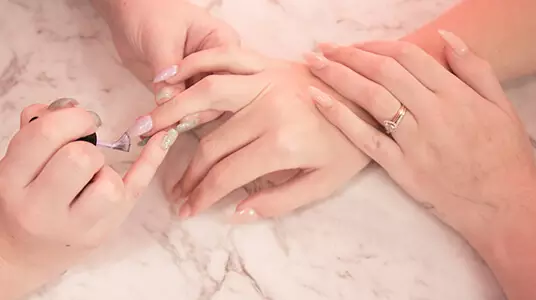 Na czym polega manicure hybrydowy?